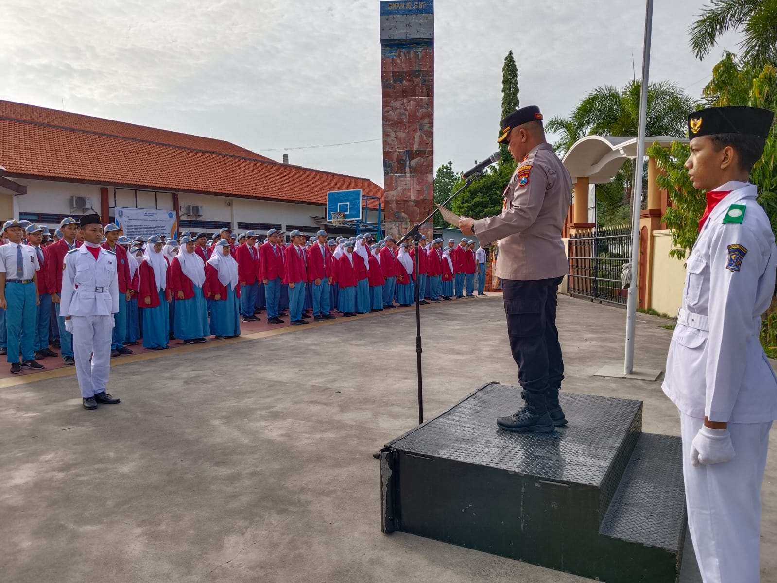 Kapolsek Wonocolo Ajak Siswa SMAN 10 Surabaya Jadi Generasi Emas