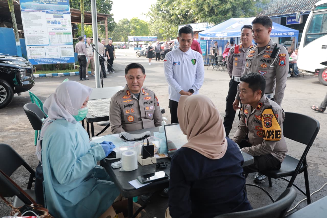 Rayakan HUT Ke-70, Satlantas Polres Jember Ajak Masyarakat Donor Darah dan Cek Kesehatan Gratis