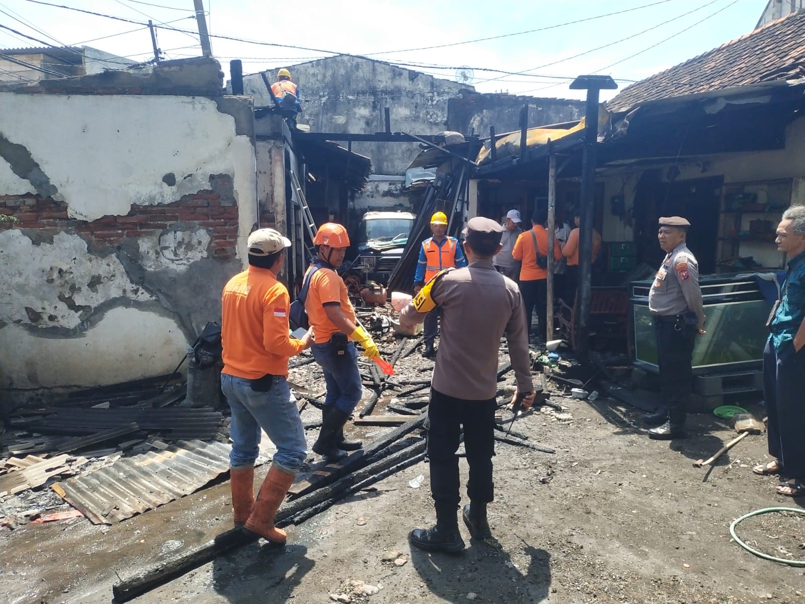 Gudang Bekas Bengkel Jalan Siwalankerto Tengah Terbakar, Satu Korban Terluka