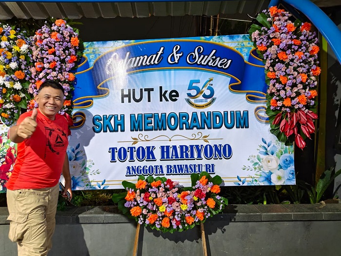 Jelang HUT Ke-56, Kantor SKH Memorandum Dibanjiri Karangan Bunga