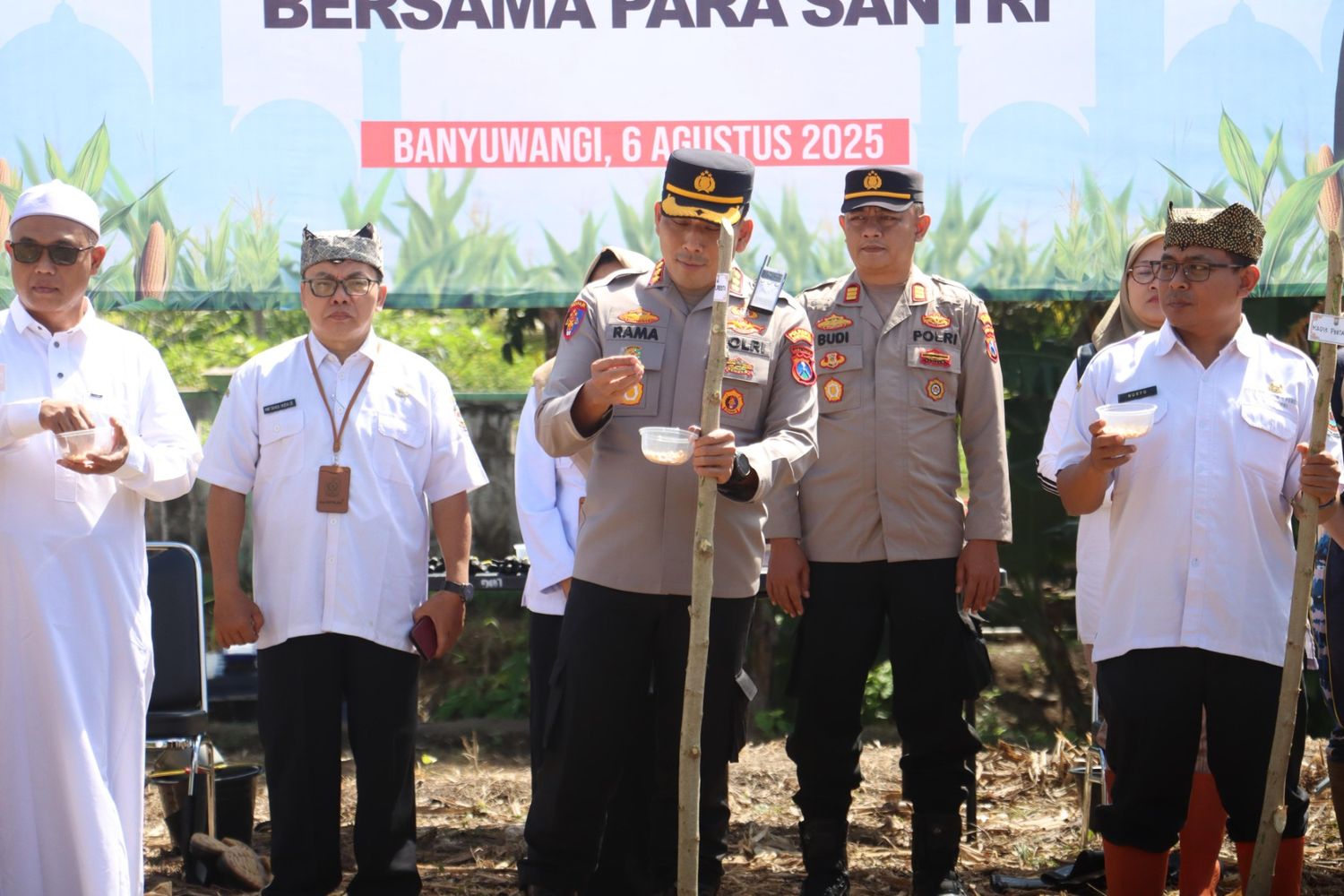 Polresta Banyuwangi dan Ponpes Darul Khoirot Gelar Penanaman Jagung Serentak di Lahan Kerjasama