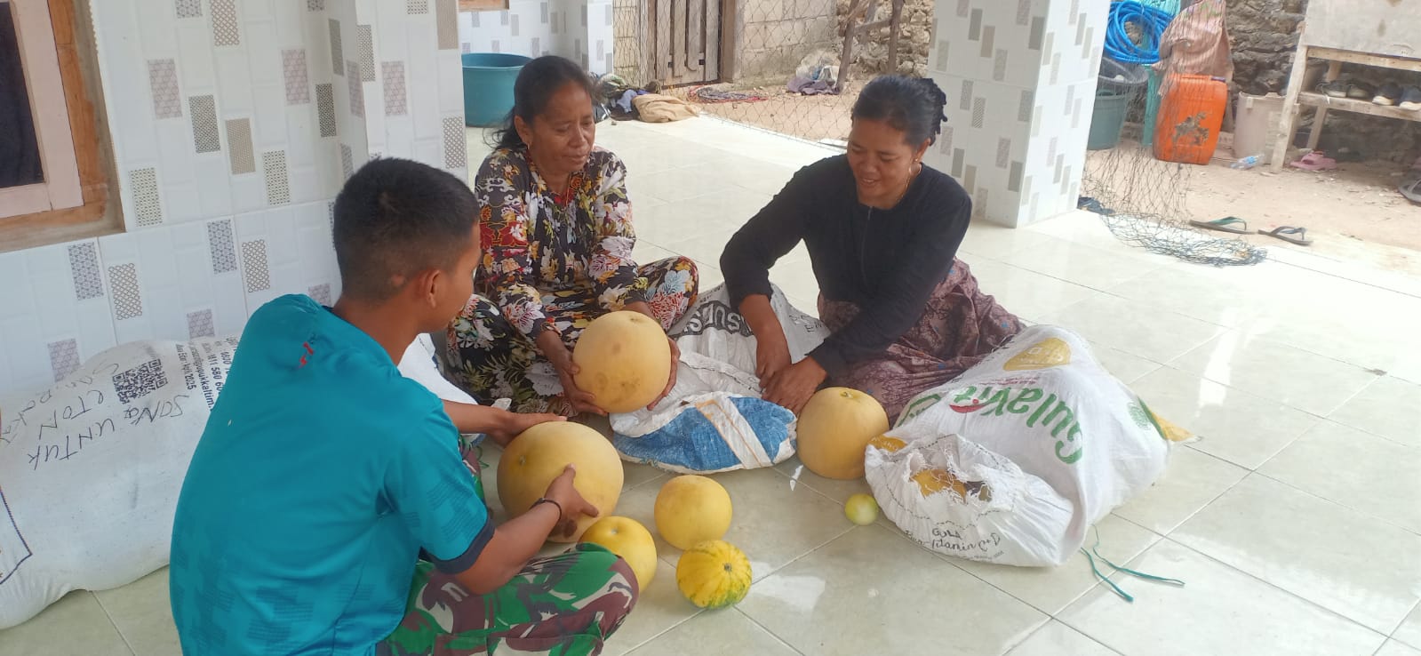 Komsos Satgas TMMD Bersama Petani Melon di Kepulauan Kangean