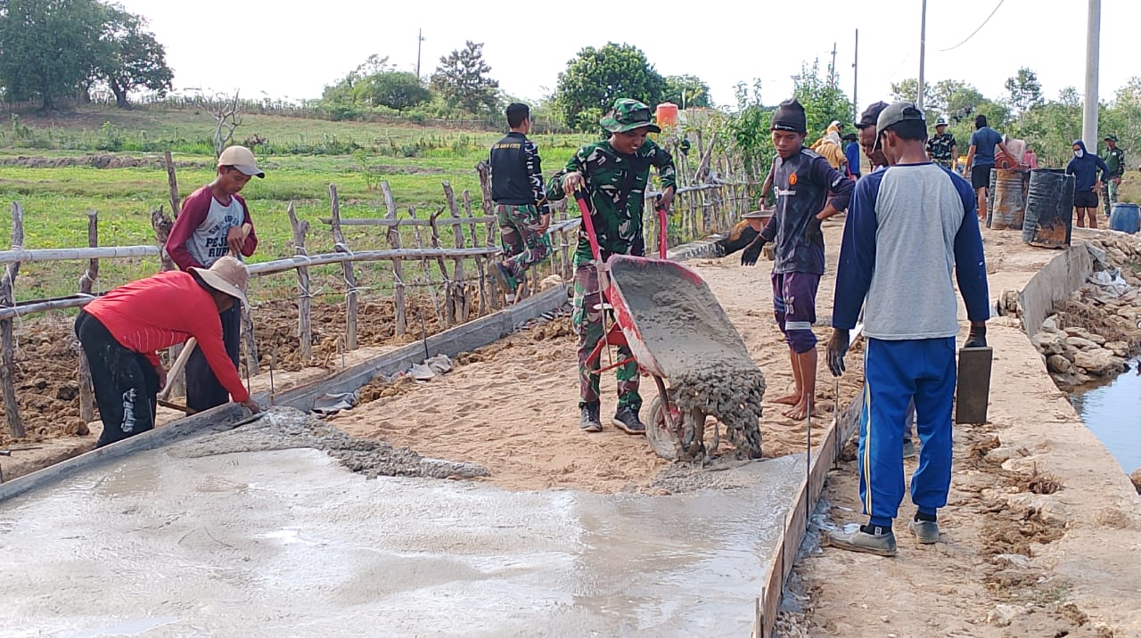 Anggota Satgas TMMD 121 Bahu Membahu dengan Warga Angkut Campuran Cor Rabat Beton dengan Arco