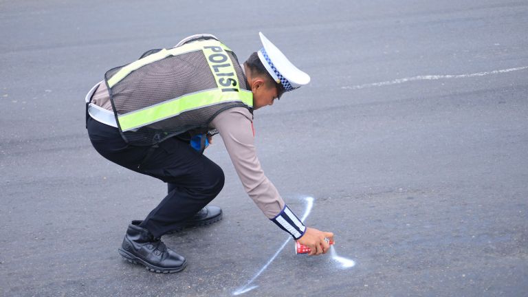 Satlantas Polres Gresik Tandai Jalan Rusak Antisipasi Kecelakaan Ramadan 2026