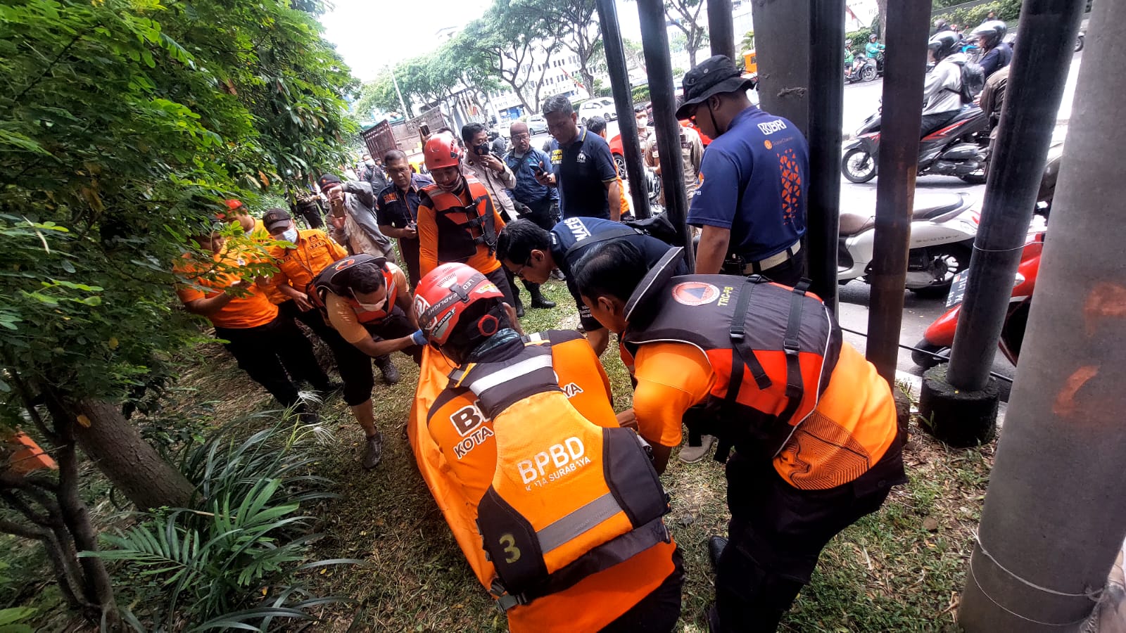 Geger Jenazah Wanita Terapung di Sungai Jagir