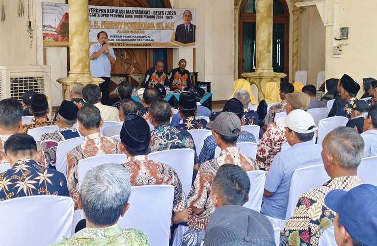  Freddy Bantu Mesin Pemotong Padi ke Kelompok Tani di Tuban