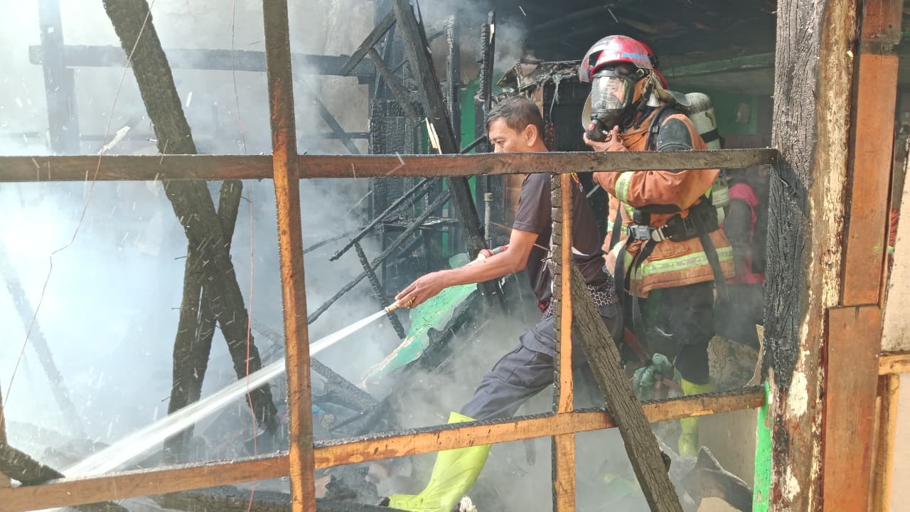 Korsleting Listrik, Dua Rumah di Mimbaan Situbondo Ludes Terbakar