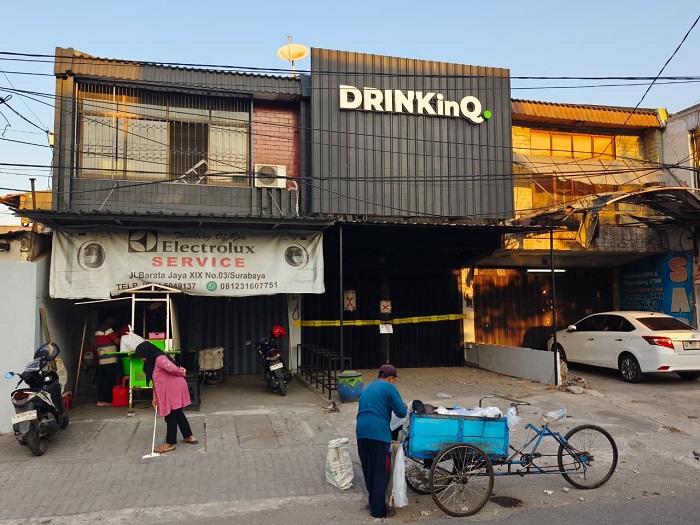 Nyamar Jadi Pembeli, Satpol PP Kota Surabaya Segel Outlet DrinkinQ di Barata Jaya