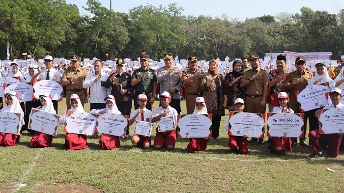 Kapolres Nganjuk Hadiri Apel Akbar KNC 2025, Ribuan Pelajar Nganjuk Terima Beasiswa