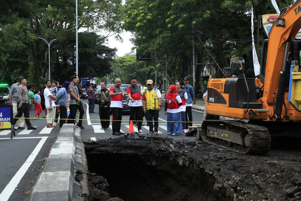 Aspal Jalan Bandung Ambles, Pj Wali Kota Malang Instruksikan Kebut Perbaikan