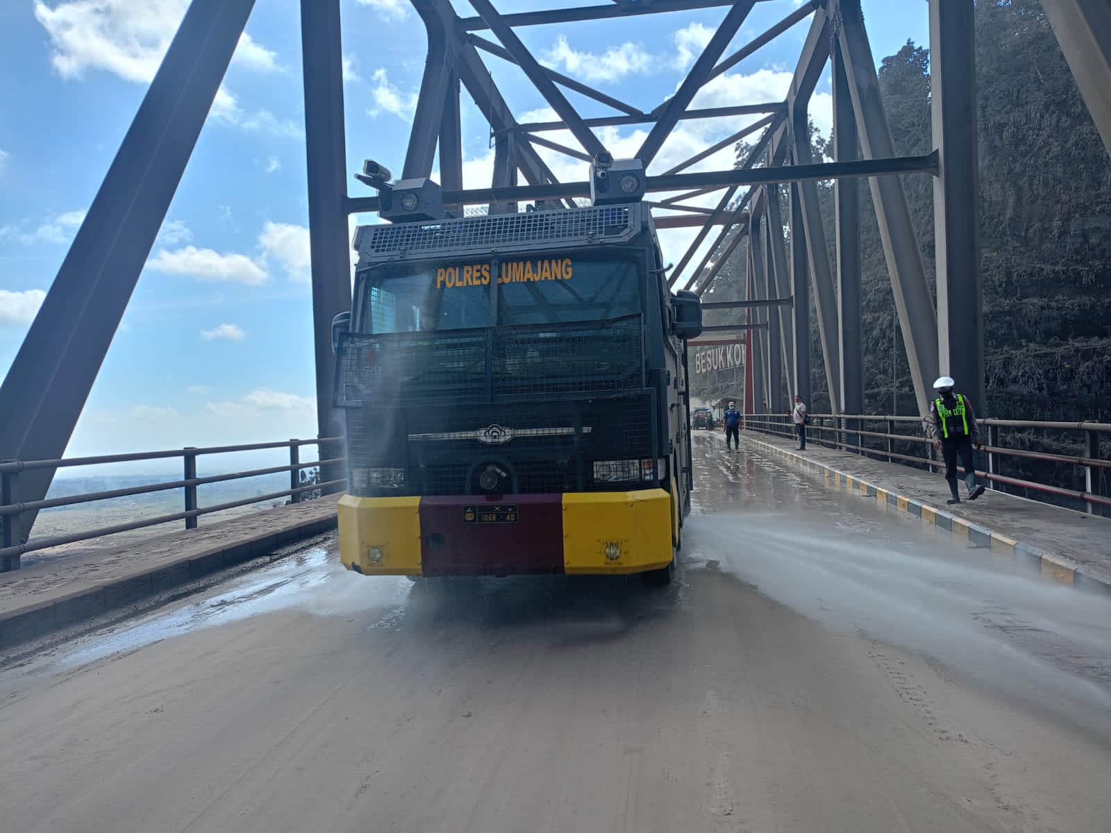 Water Cannon Polres Lumajang Bersihkan Jalur Jembatan Piket Nol Pascaletusan Sekunder Semeru