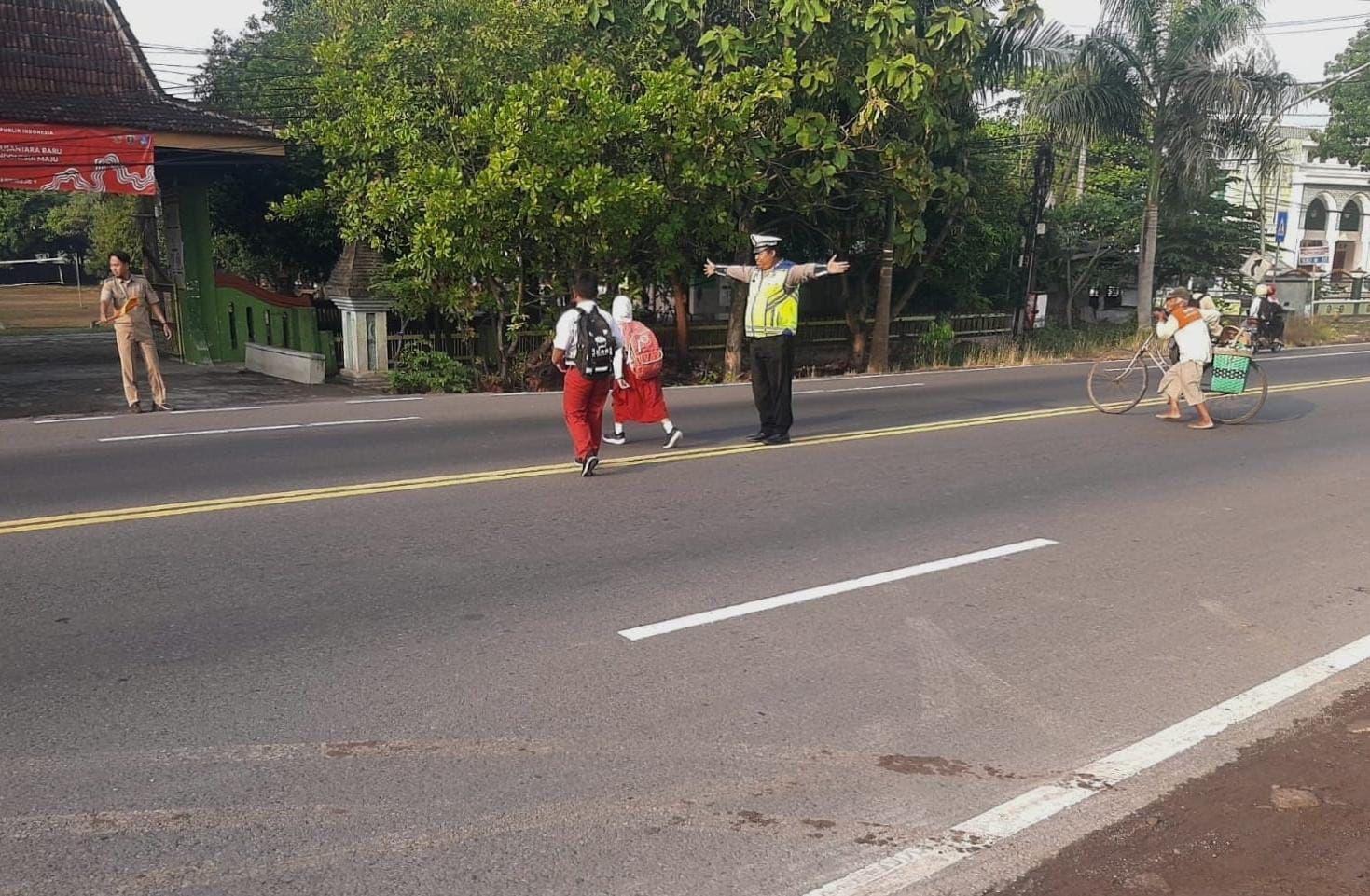Polsek Mantingan Beri Rasa Aman Anak Sekolah Lewat Gatur Pagi