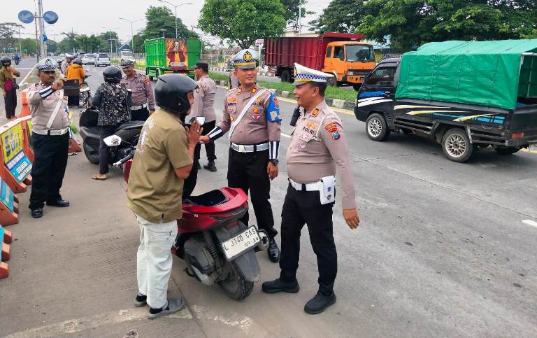 Demi Keselamatan, Satlantas Polres Tanjung Perak dan PJR 8 Jatim Sisir Pelanggaran di Jembatan Surabaya