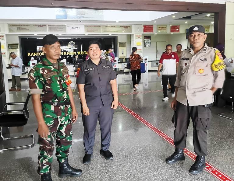Polsek Lakarsantri Bersama Tiga Pilar Amankan Kunjungan Wakil Wali Kota Armuji ke Kantor BPN Surabaya