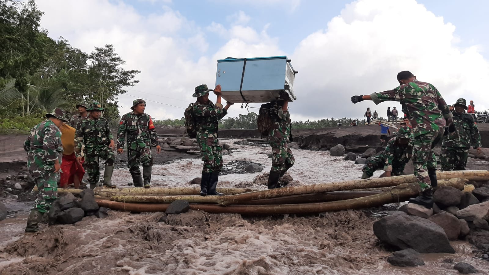 Prajurit Kodim 0821 Pastikan Akses Evakuasi Aman Usai Jembatan Darurat Sungai Regoyo Rampung Dibangun