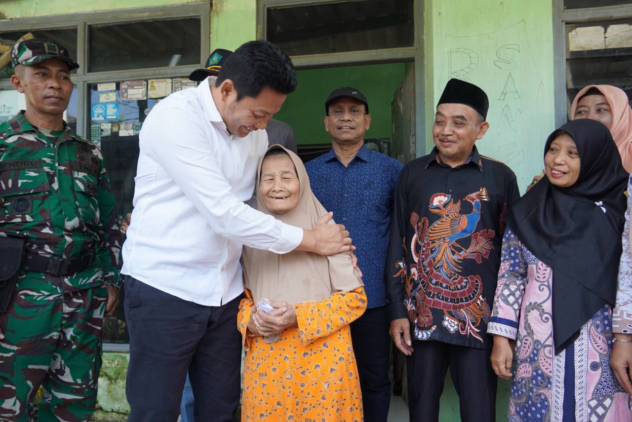 Bupati Sidoarjo Kunjungi Desa Bogempinggir Balongbendo, Bantu Warga Renovasi Rumah