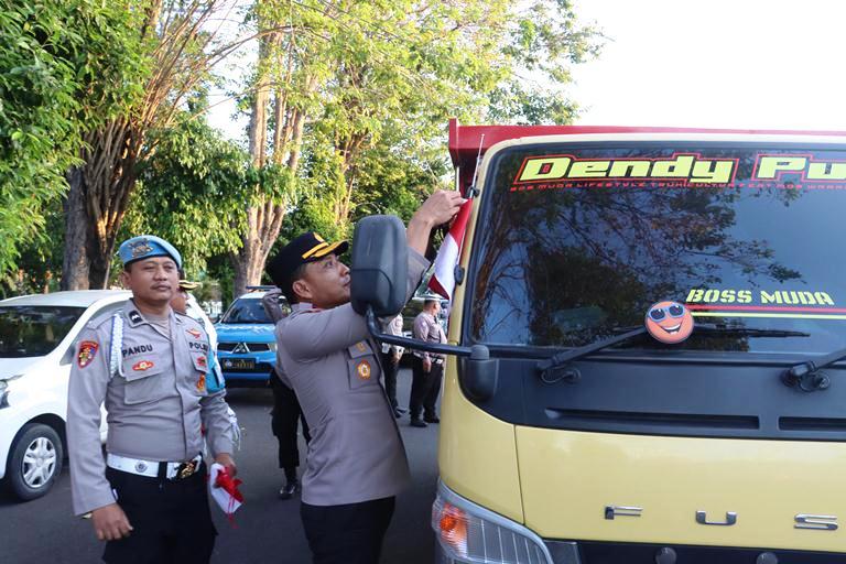 Polresta Banyuwangi Gelorakan Semangat Kemerdekaan, Bagikan Bendera Merah Putih kepada Pengendara
