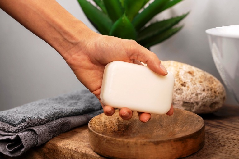 Waspada Jamur Kulit Kronis Saat Musim Lembap, Cara Memilih Sabun Antiseptik yang Aman