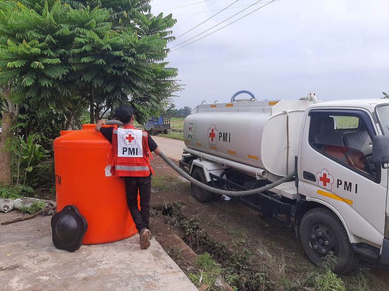 PMI Jember Kirim Tandon Air Bersih untuk Warga Terdampak Banjir di Desa Gugut