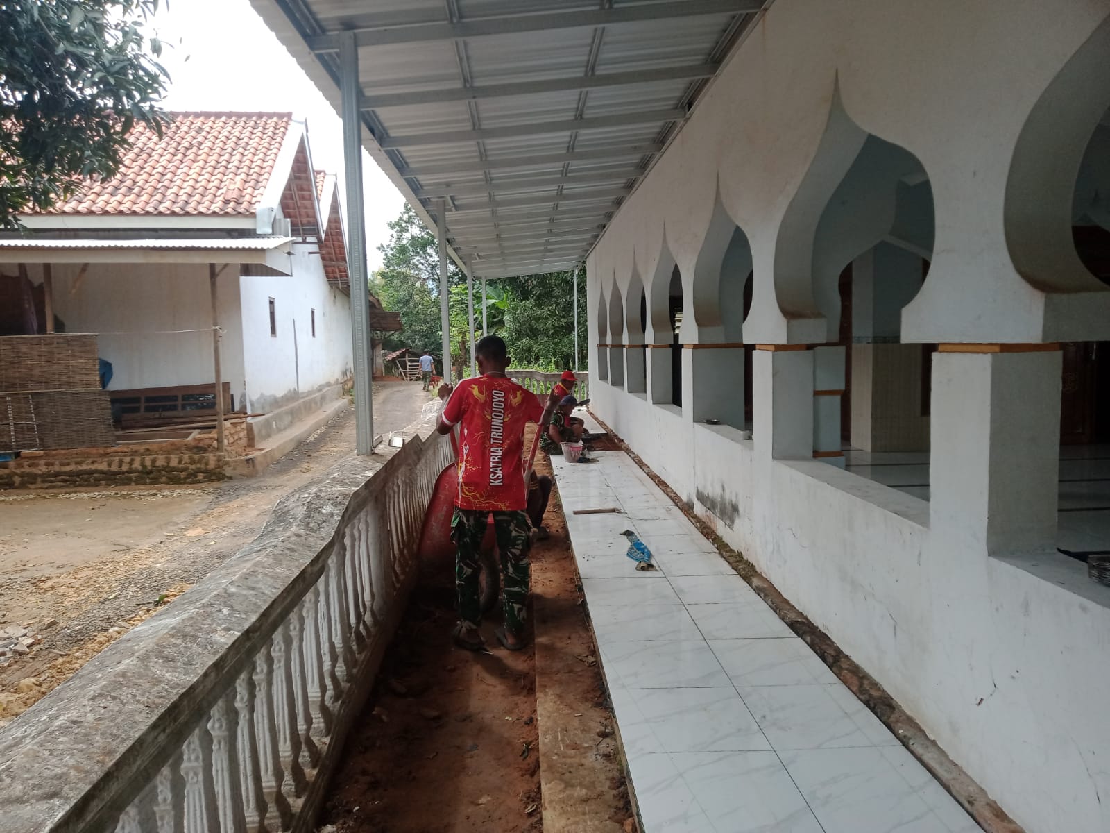 Satgas TMMD Siapkan Dasar Keramik Masjid Mandala