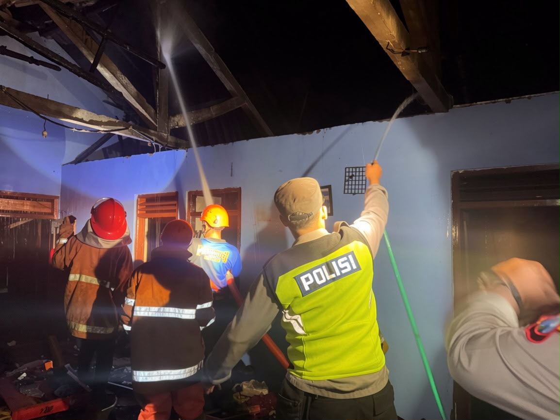 Polres Ngawi Gerak Cepat Tangani Kebakaran Rumah Warga di Ngrambe