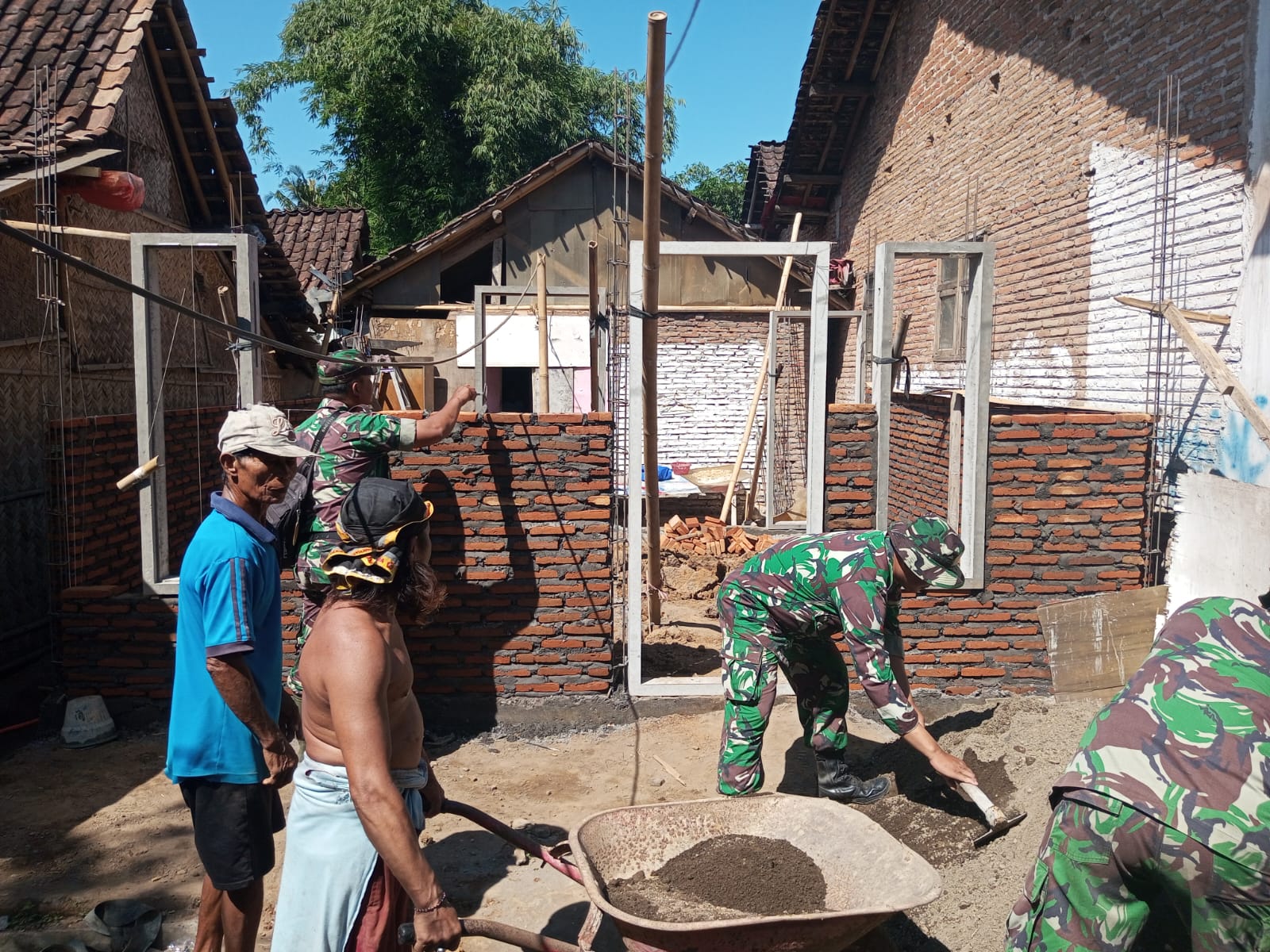 Pantang Libur, Pra-TMMD Kodim 0824/Jember Kejar Target Renovasi Rumah Warga Plalangan