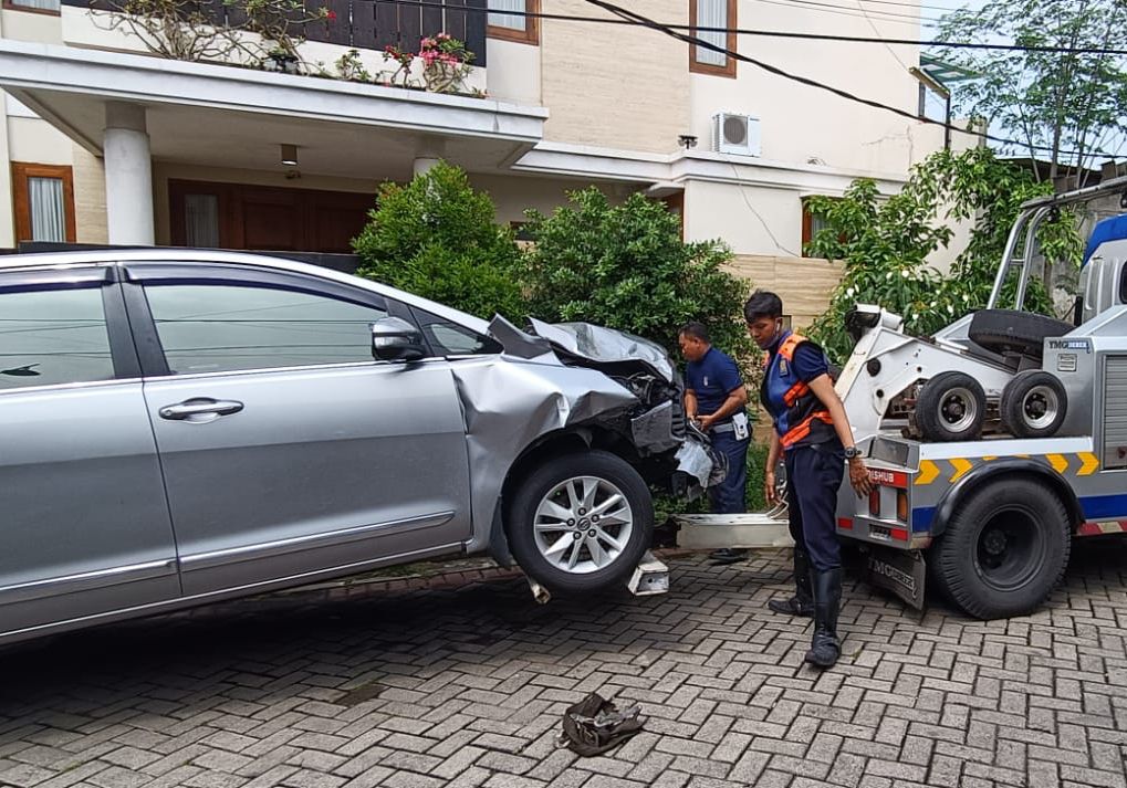 Tabrak Lari di Jalan Mayjen Sungkono, Satlantas Polrestabes Surabaya Amankan Mobil Innova Penyebab Laka