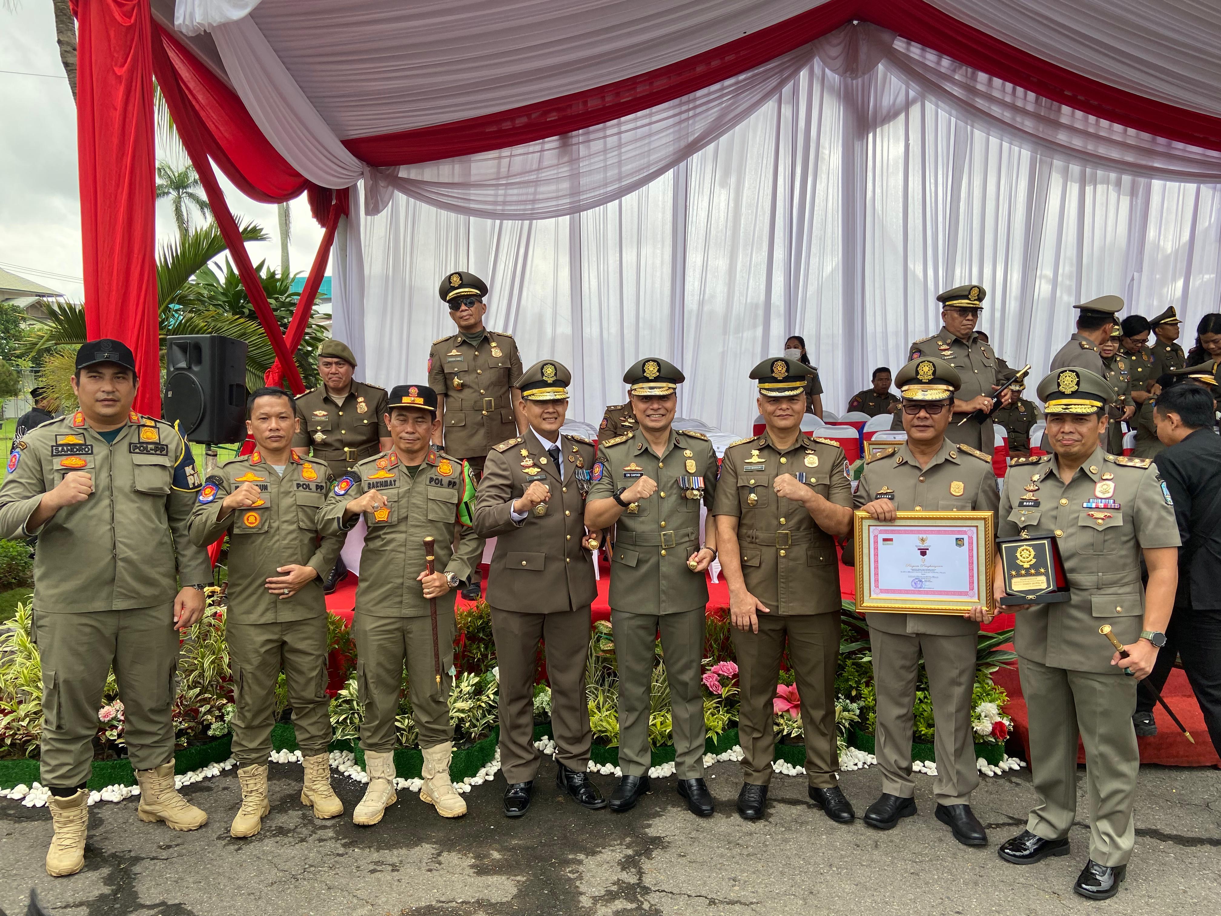 Wali Kota dan Satpol PP Surabaya Raih Penghargaan dari Kemendagri