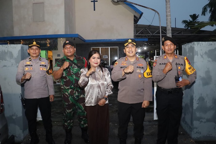 Kapolres Pelabuhan Tanjung Perak Pastikan Keamanan Gereja Jelang Ibadah Natal 2025