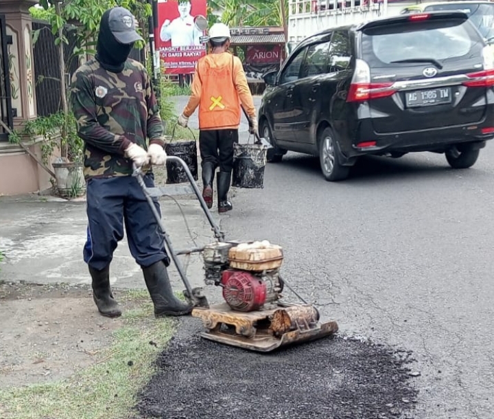 Dinas PUPR Tulungagung Kebut Pemeliharaan Jalan Ngrance-Sodo