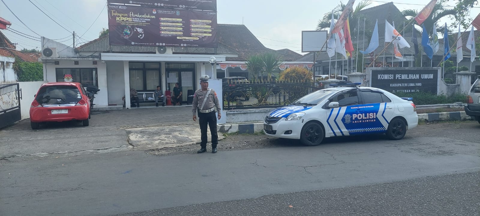 Polres Lumajang Jamin Kelancaran Lalu Lintas di Sekitar Kantor KPU