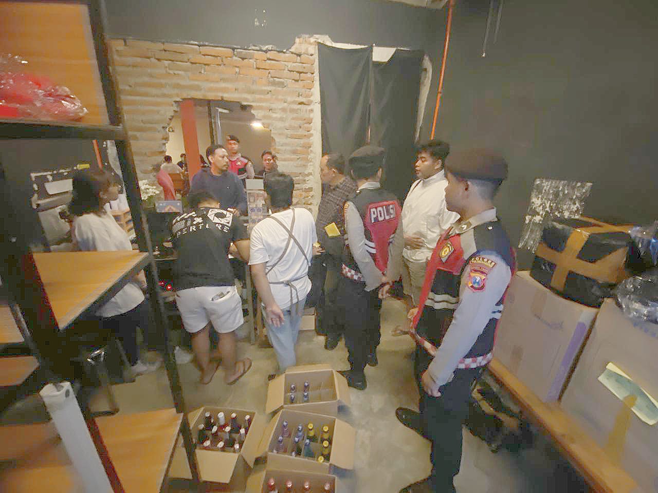 Polres Tulungagung Gencarkan Razia Miras, Puluhan Botol Tanpa Izin Diamankan
