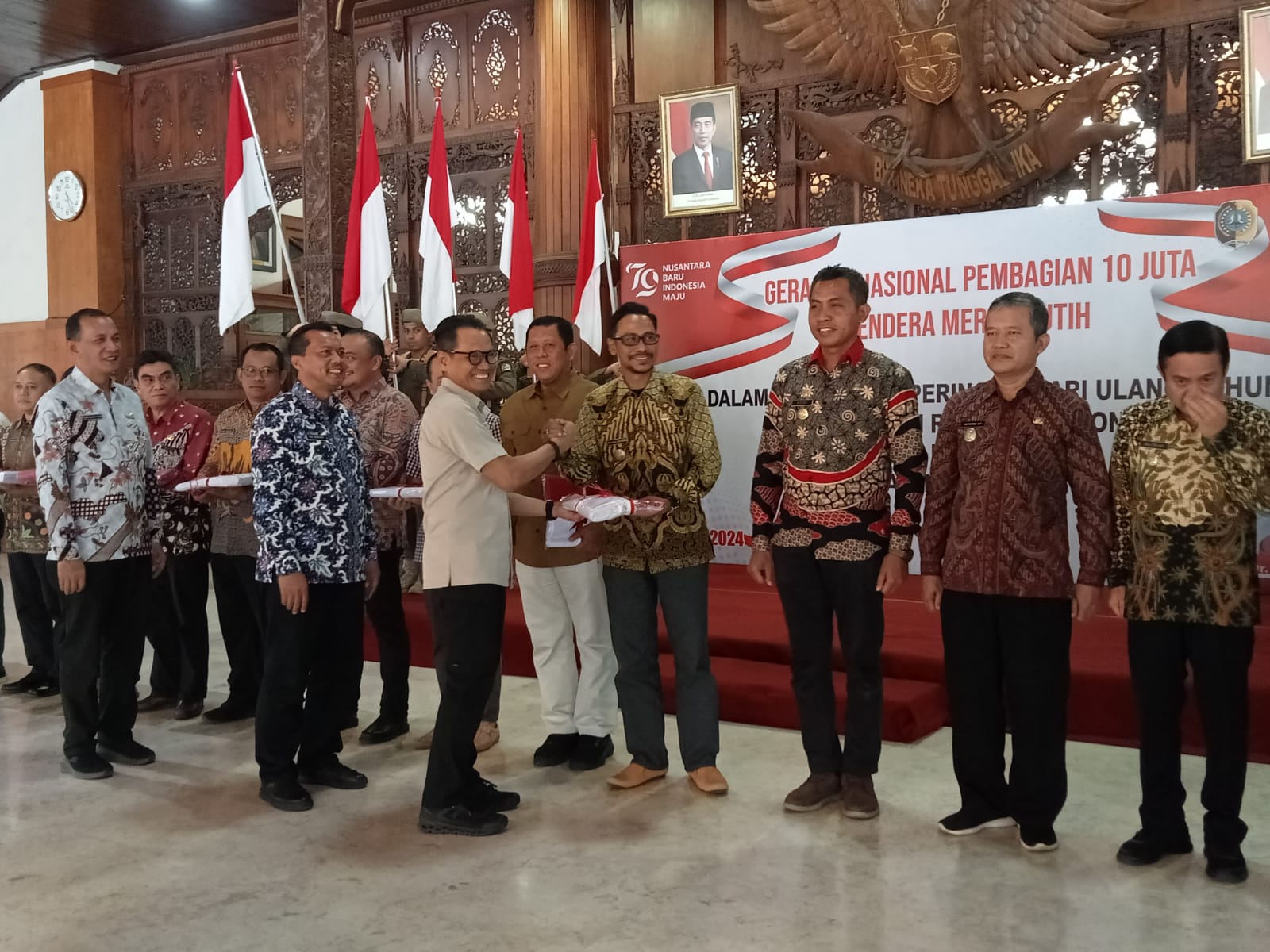 Semarakkan HUT Ke-79 RI, Pemkab Tulungagung Bagikan 10 Ribu Bendera Merah Putih