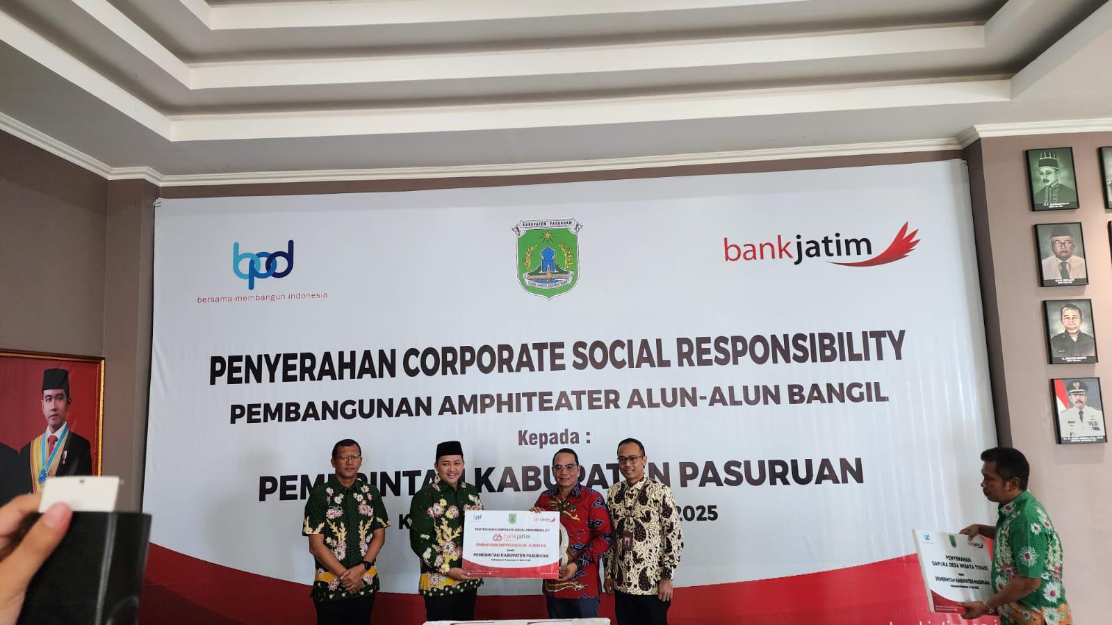 Bank Jatim Serahkan CSR ke Pemkab Pasuruan dan Pulau Kangean 