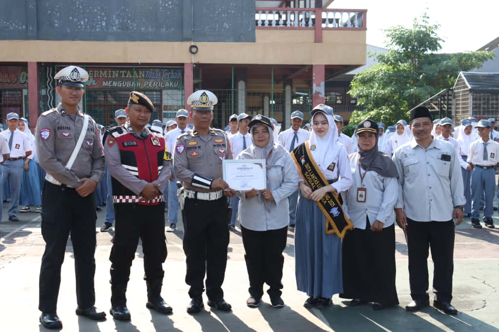 Police Goes to School di SMK PGRI Lumajang, Satlantas Beri Sosialisasi Tertib Berlalu Lintas