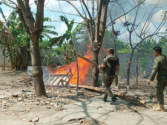 21 Lapak Eks Lokalisasi Krengseng Krian Sidoarjo Dibongkar dan Dibakar