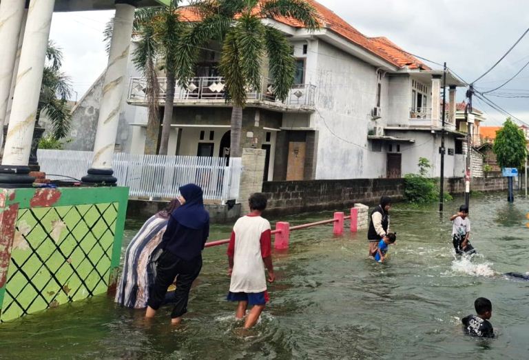Terus Diguyur Hujan, Ratusan Rumah di Gresik Kembali Diterjang Luapan Kali Lamong