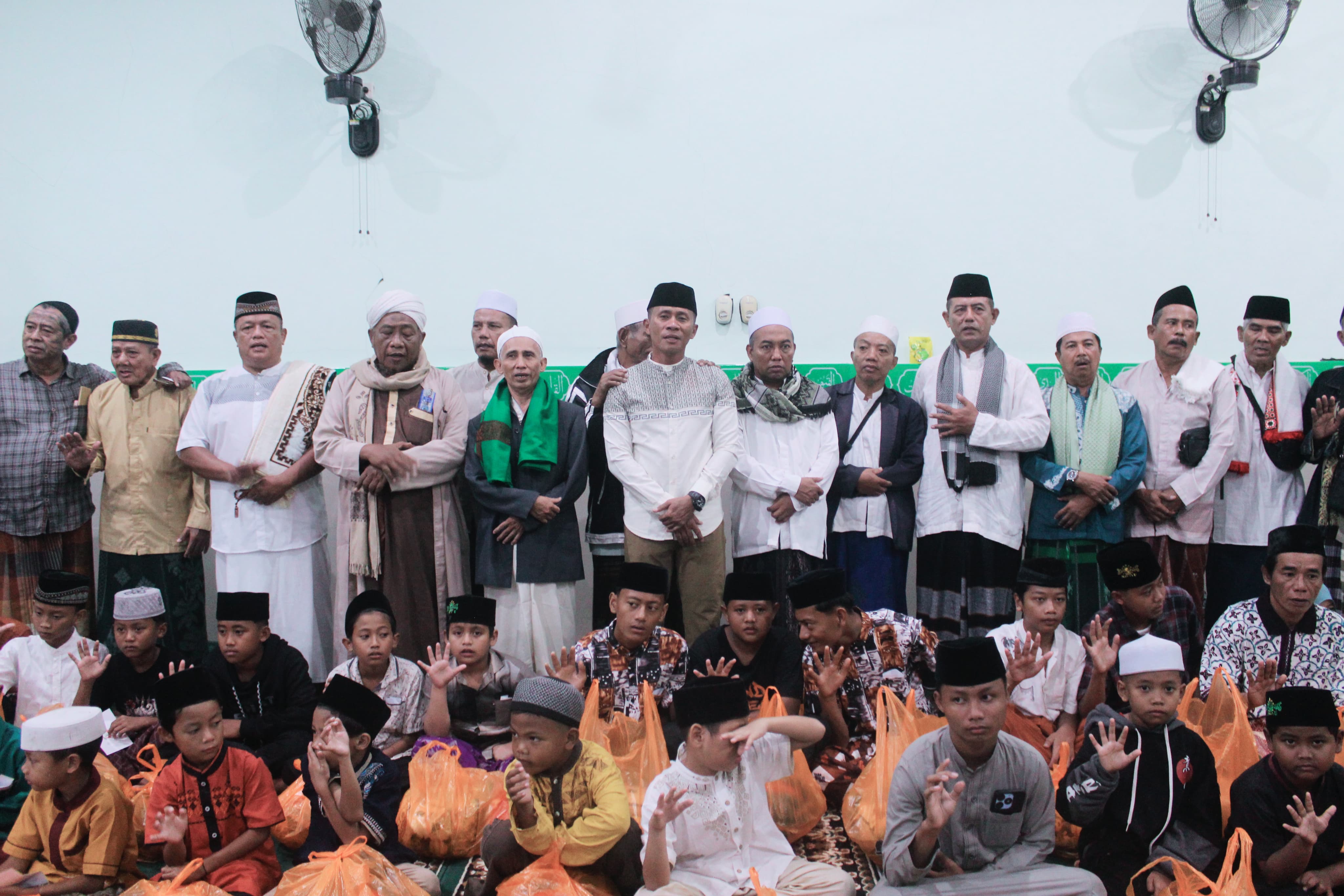 Pererat Silaturahmi dan Makmurkan Masjid, Danbrigif 9/DY/2/ Kostrad Subuhan Berjamaah dan Santuni Anak Yatim