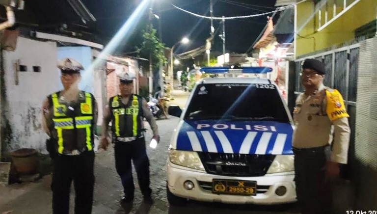 Patroli Kota Presisi Polsek Lakarsantri Sasar Pemukiman Padat di Lidah Wetan Surabaya
