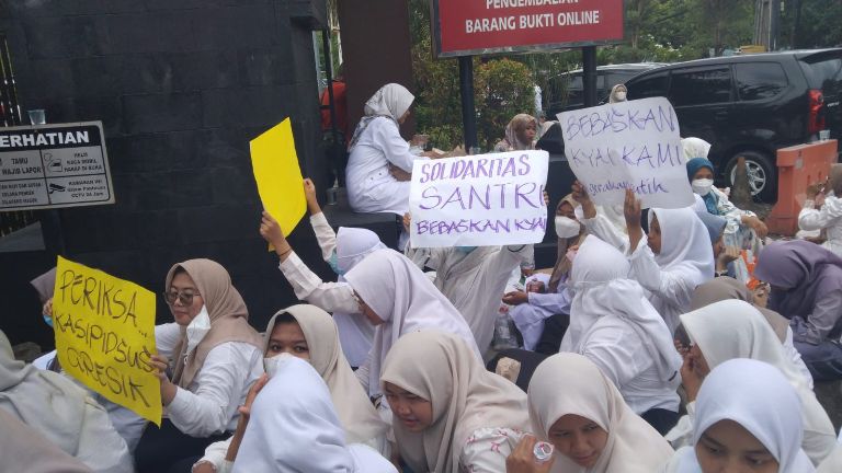 Kiai Ditetapkan Tersangka Korupsi, Santri Ponpes Al Ibrohimi Demo di Kejari Gresik