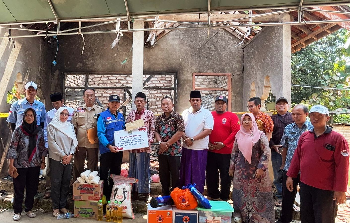 Pemkab Bangkalan Pasok Bansos kepada Korban Musibah Kebakaran di Desa Bator