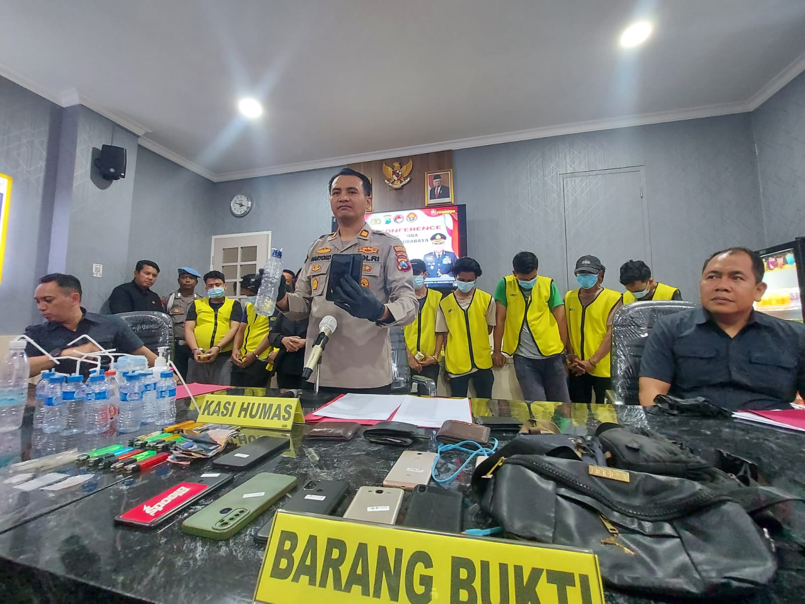 Kampung Narkoba Jalan Kunti Digerebek Satreskoba Polrestabes Surabaya :  Pengawas dan 10 Pelanggan Diringkus 