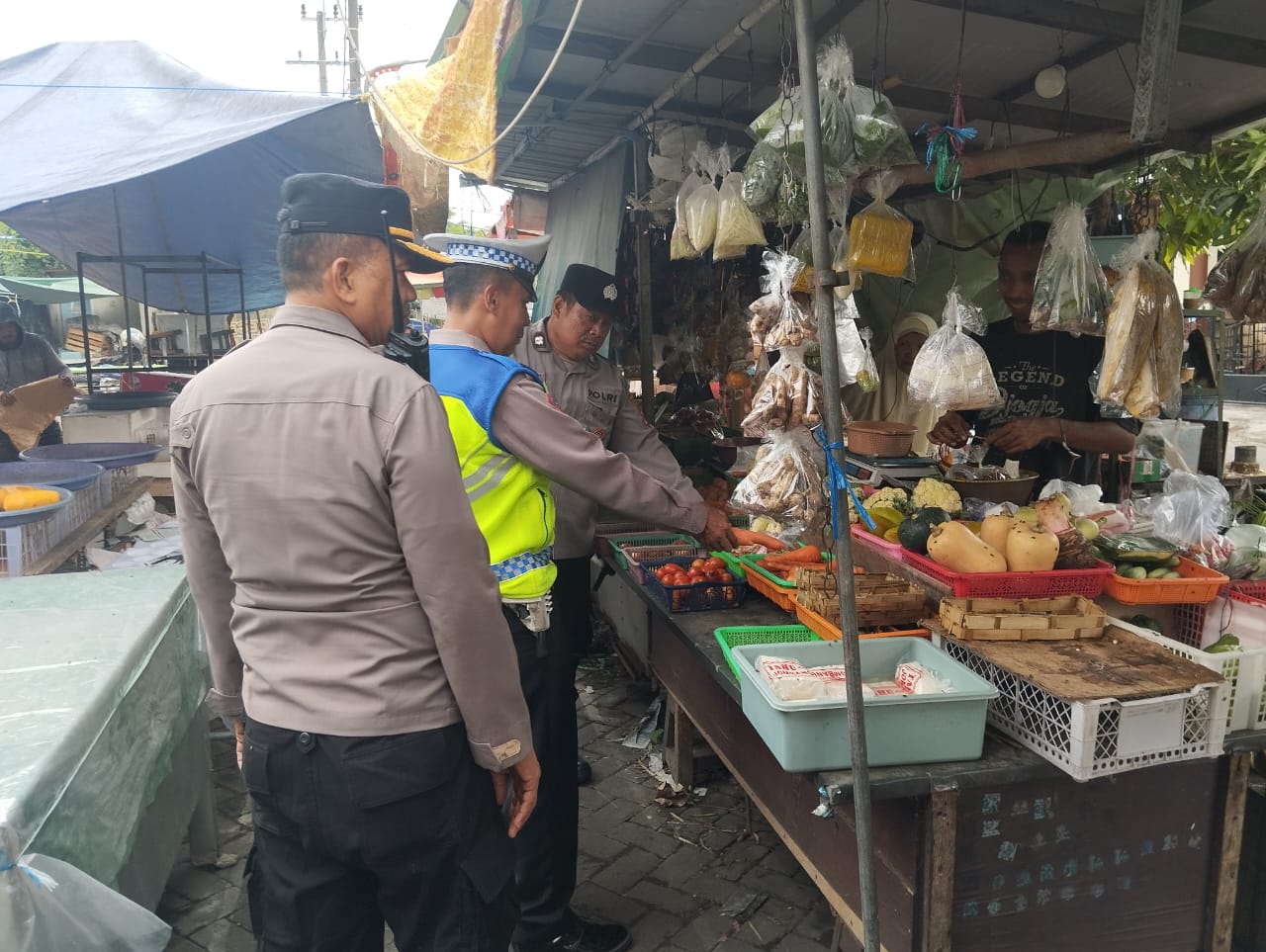 Polsek Wiyung Intensifkan Patroli Jalan Kaki, Sasar Pasar Krempyeng untuk Cegah Kriminalitas