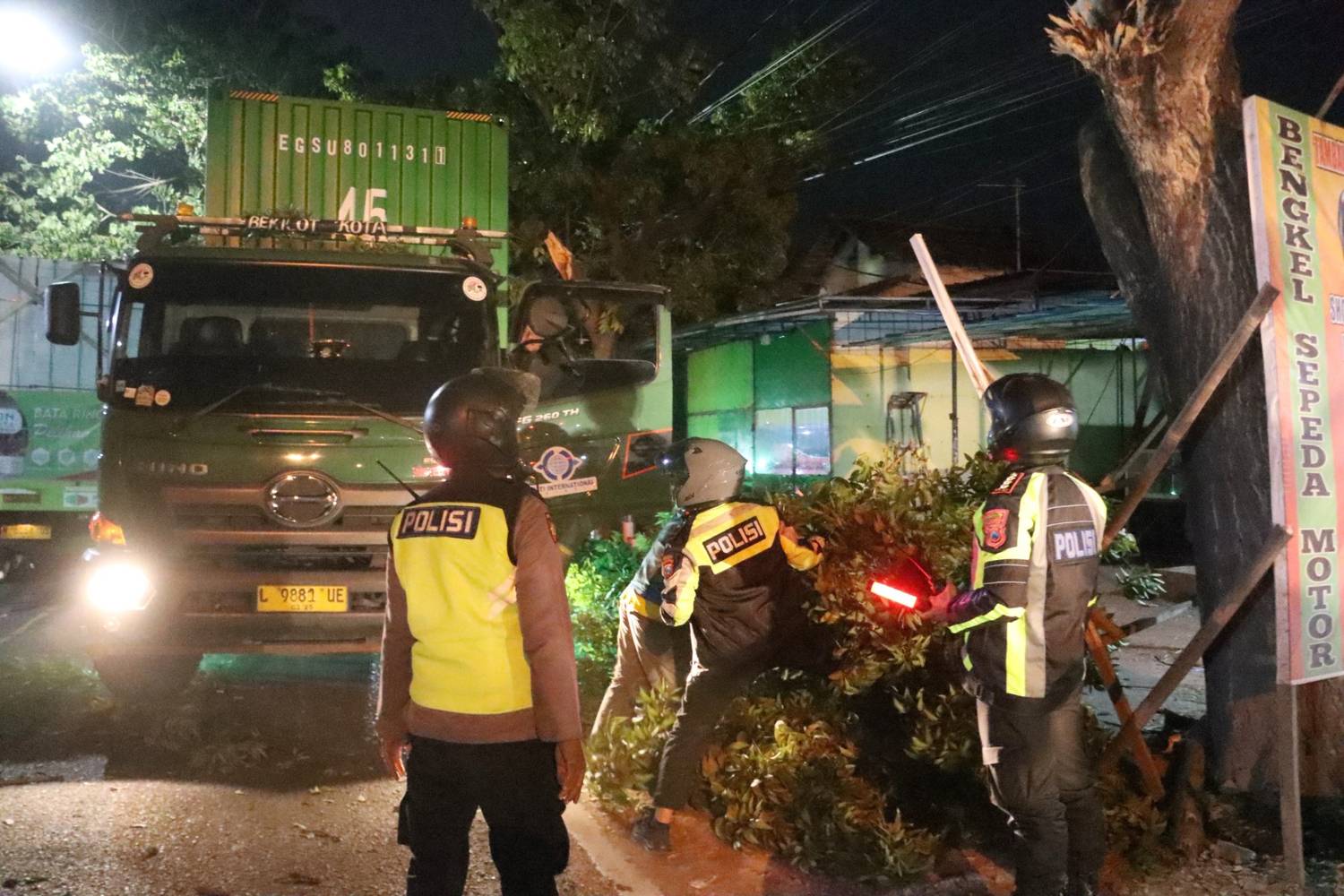 Respon Cepat Polresta Banyuwangi Evakuasi Pohon Tumbang di Jalan Kalipuro