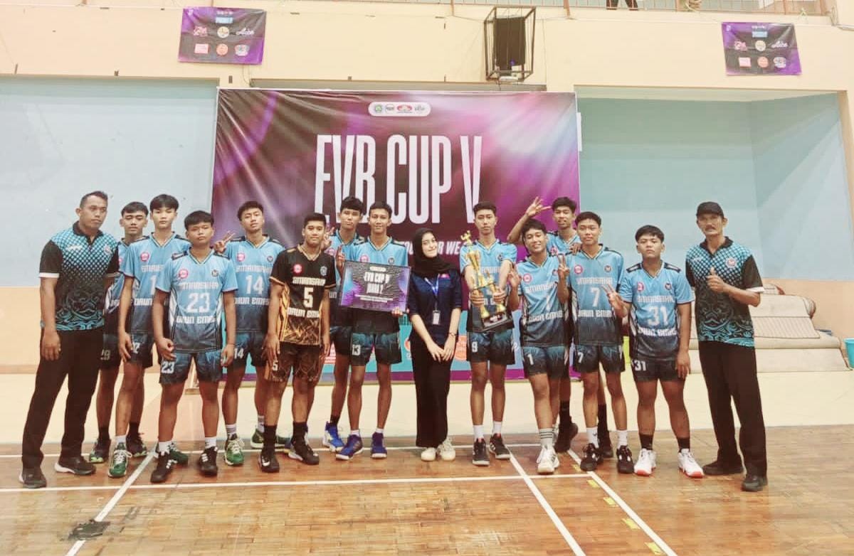 Didukung Paguyuban Ekstrakulikuler, Tim Bola Voli SMANSAKA Tulungagung Raih Juara II Tournament EVB V 2025
