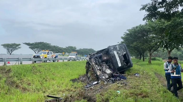 Bus Indorent Jakarta–Malang Terguling di Tol Ngawi KM 566, 1 Tewas dan 32 Luka