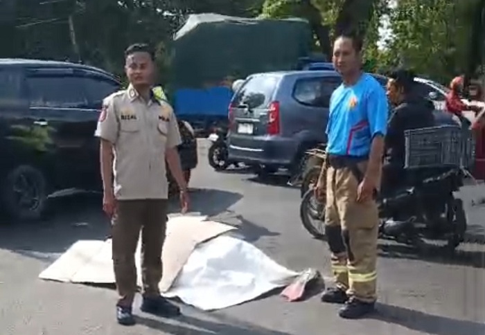  Tabrak Belakang Truk di Rangkah Surabaya, Penumpang Motor Tewas