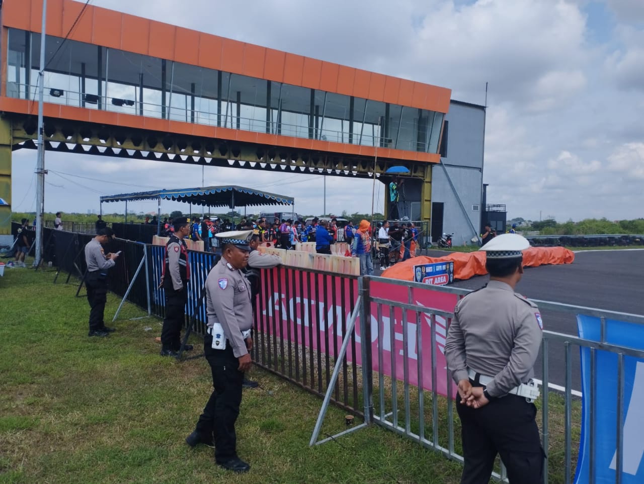 Polsek Pakal Beri Pengamanan Ketat Kejuaraan Balap Motor Piala Walikota Surabaya di Sirkuit GBT 