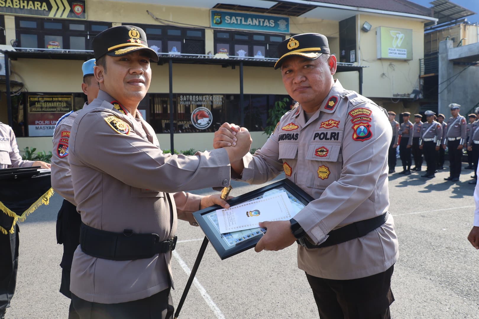 Kapolres Pelabuhan Tanjung Perak Beri Penghargaan Anggota Berprestasi, Wujud Apresiasi Kinerja dan Motivasi