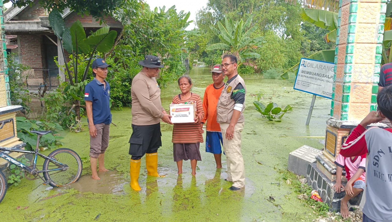 Kapolsek Kalitidu dan Forkopimcam Beri Bantuan Korban Banjir Makanan Cepat Saji